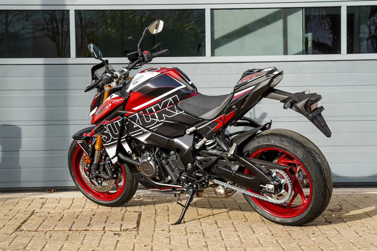 Suzuki GSX-S1000 и GSX-8S получили новые графические комплекты для 2026 года