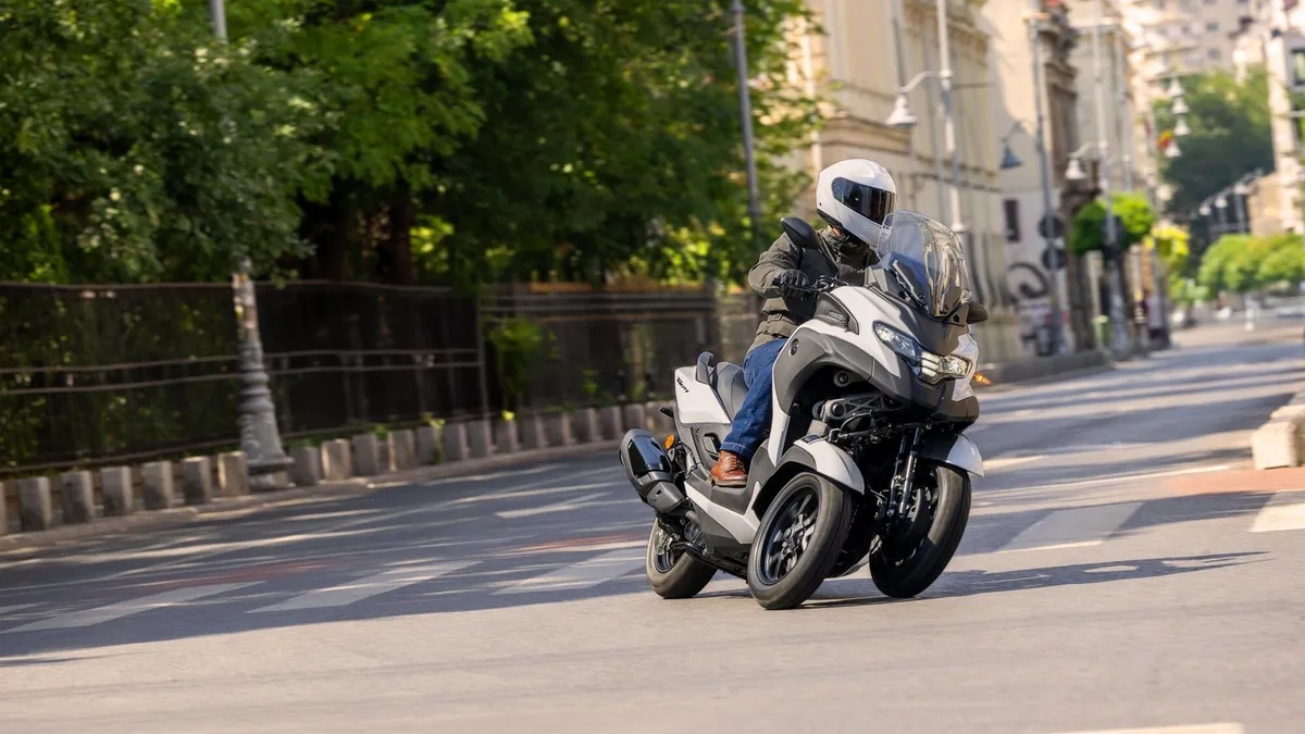 Yamaha Tricity 300 2026 года получит новую систему безопасности с подушкой безопасности — фото 2