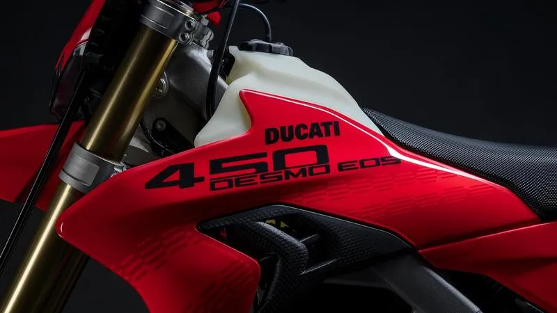 Ducati Desmo450 EDS: до премьеры осталось совсем немного — 9 июня состоится дебют первого настоящего эндуро от итальянской марки — фото 3