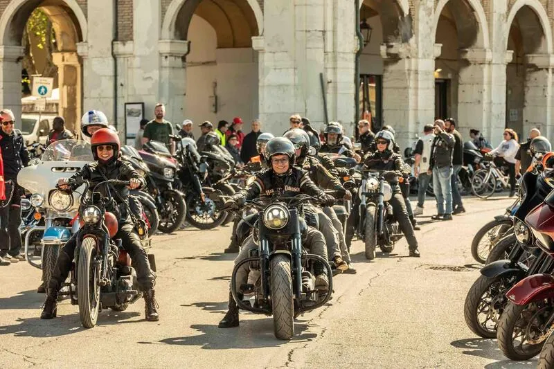 Harley-Davidson покоряет Сенигаллия: тысячи мотоциклов и концерты на новом Spring Rally — фото 3