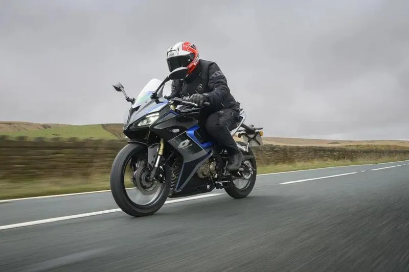 QJ Motor SRK 125 R1: спортивный 125-кубовый байк с очень важным именем — фото 3