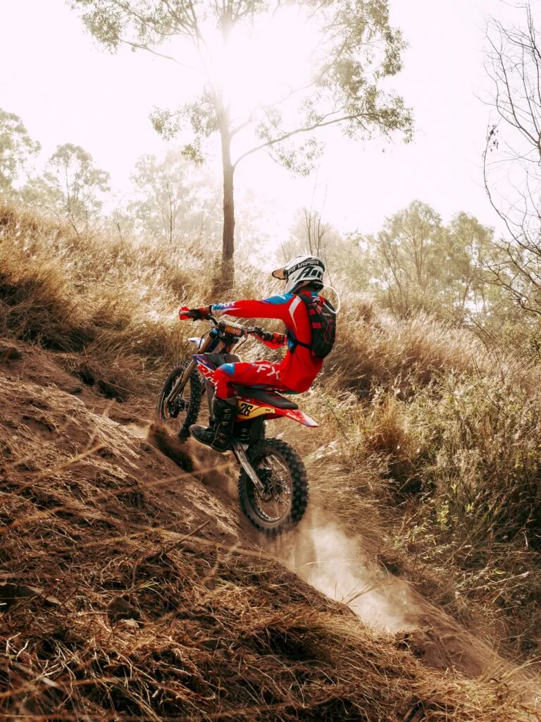 Первый электрический мотоцикл, финишировавший в Gold Class на серии Australian Hard Enduro — фото 2