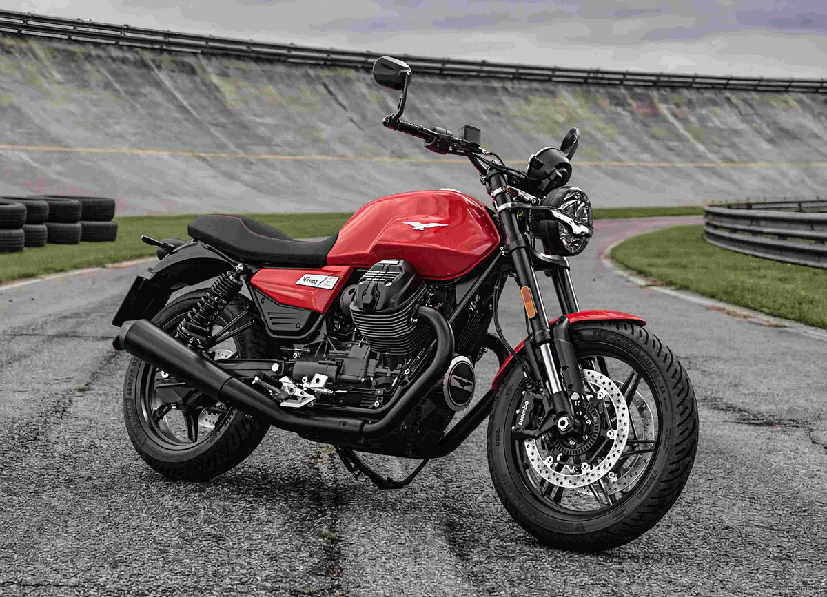 Moto Guzzi представила новые цвета для моделей V7 и V85TT 2026 года; прием заказов открывается 29 мая