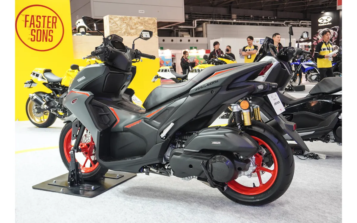 Утренние поездки на скутере! Как Yamaha AEROX создала мотокультуру и что общего у неё с серией YZF-R — фото 3