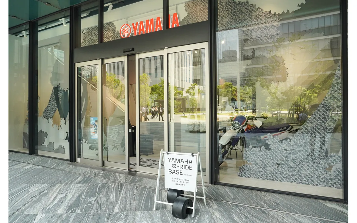 В «Yamaha E-Ride Base» в Иокогаме пройдут выставки, посвященные гонке Suzuka 8 Hours, и прямая трансляция! Также будет представлена экспозиция в честь завершения карьеры гонщика Насуги