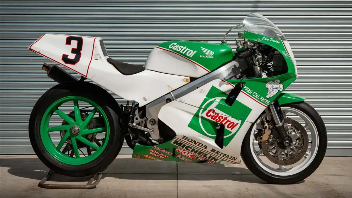 Насколько сильно вам нужна эта Honda RC30, на которой ездил Джои Данлоп? Она выставлена на аукцион — фото 4