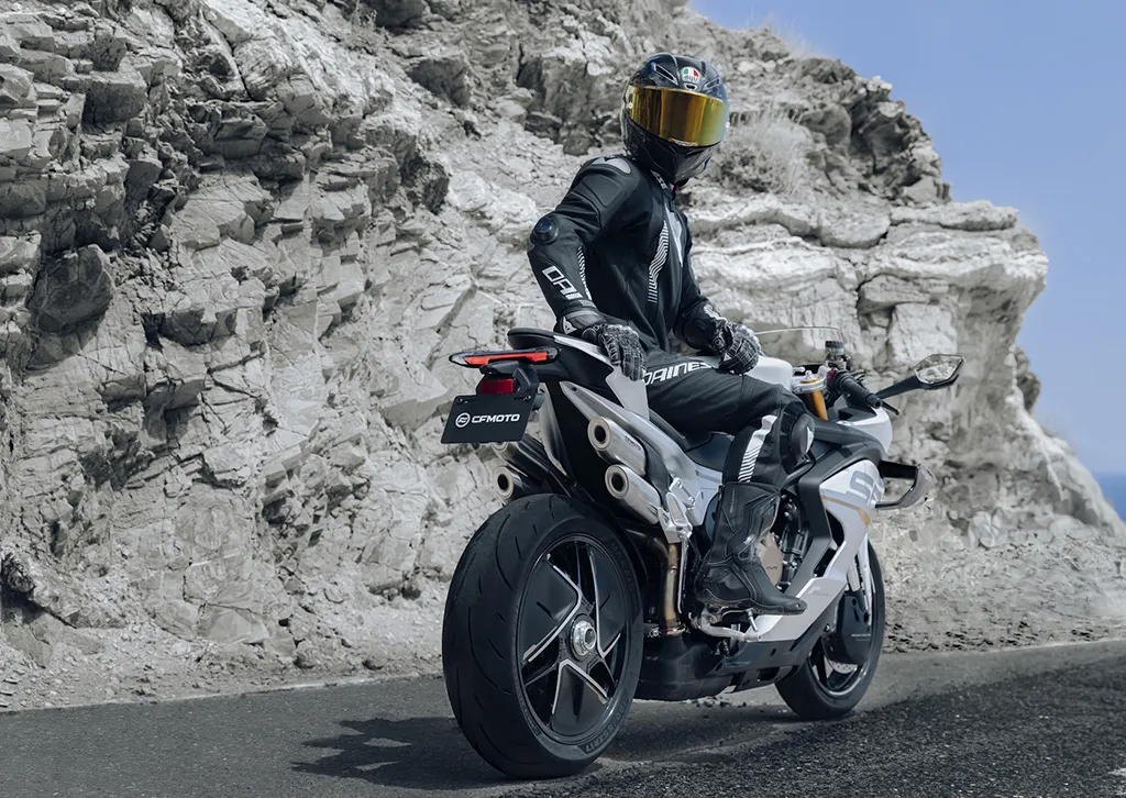 CFMOTO 770SR-S: китайский спортбайк с инерционным наддувом и передовыми технологиями