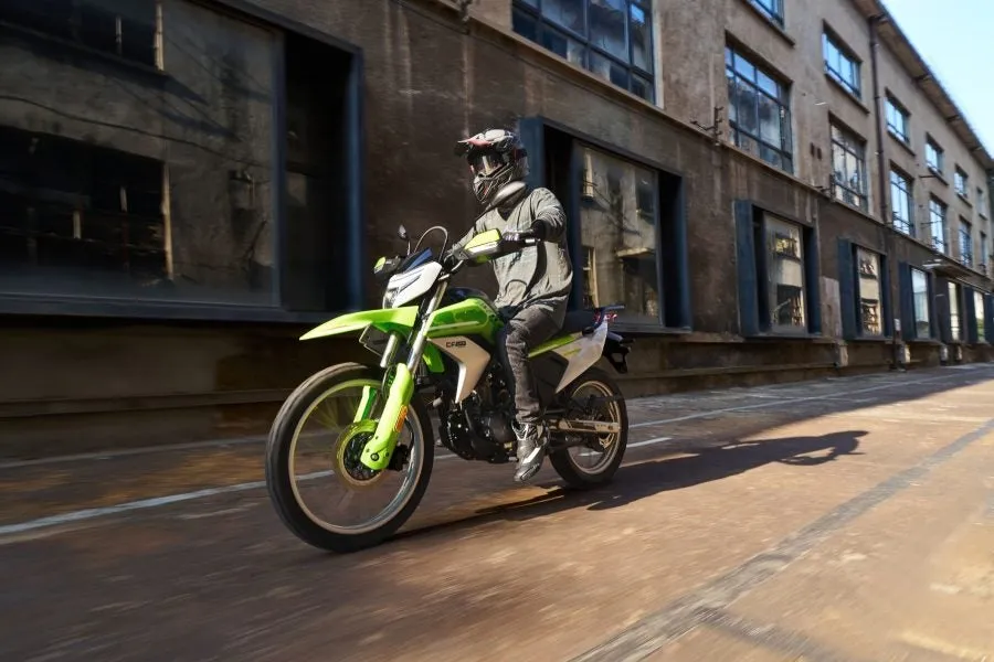 Доступный эндуро для города и бездорожья: CFMoto 250 Dual теперь в Европе
