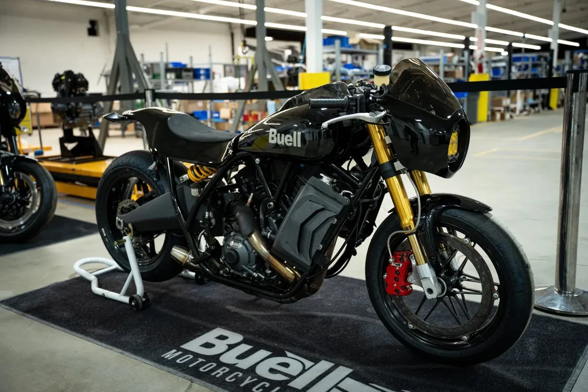 Buell представила дерзкий кафе-рейсер Super Cruiser с V-образным двигателем мощностью 173 л.с. — фото 2