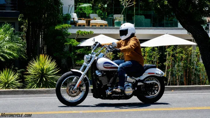 Фотогалерея обзора Harley-Davidson Super Glide 2026 года