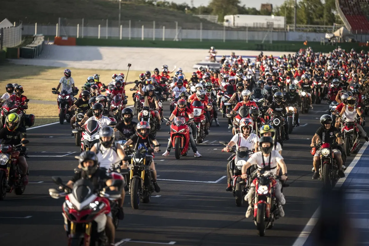 Легенда в действии: Ducati представила масштабную программу World Ducati Week 2026 к своему столетию — фото 3