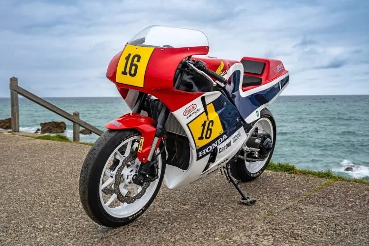 Бездорожье против асфальта: конкурс кастомных байков Honda на фестивале Wheels and Waves — фото 4