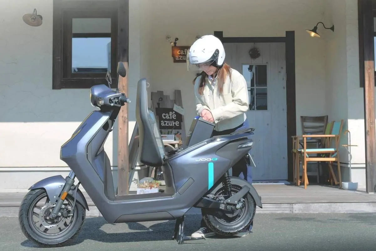 Yamaha представила доступный электроскутер Jog E с возможностью быстрой замены батареи