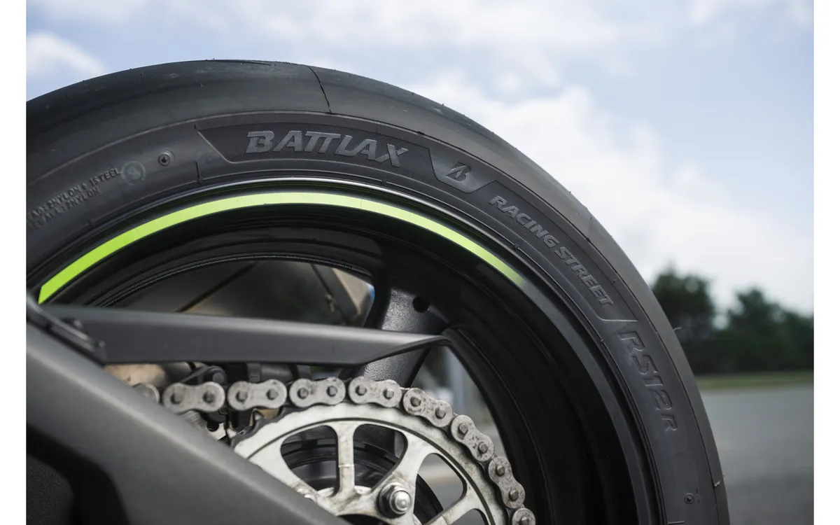 Почему райдеры доверяют шинам: Синья Накано, экс-пилот MotoGP, рассказывает об абсолютной уверенности BATTLAX RACING STREET RS12