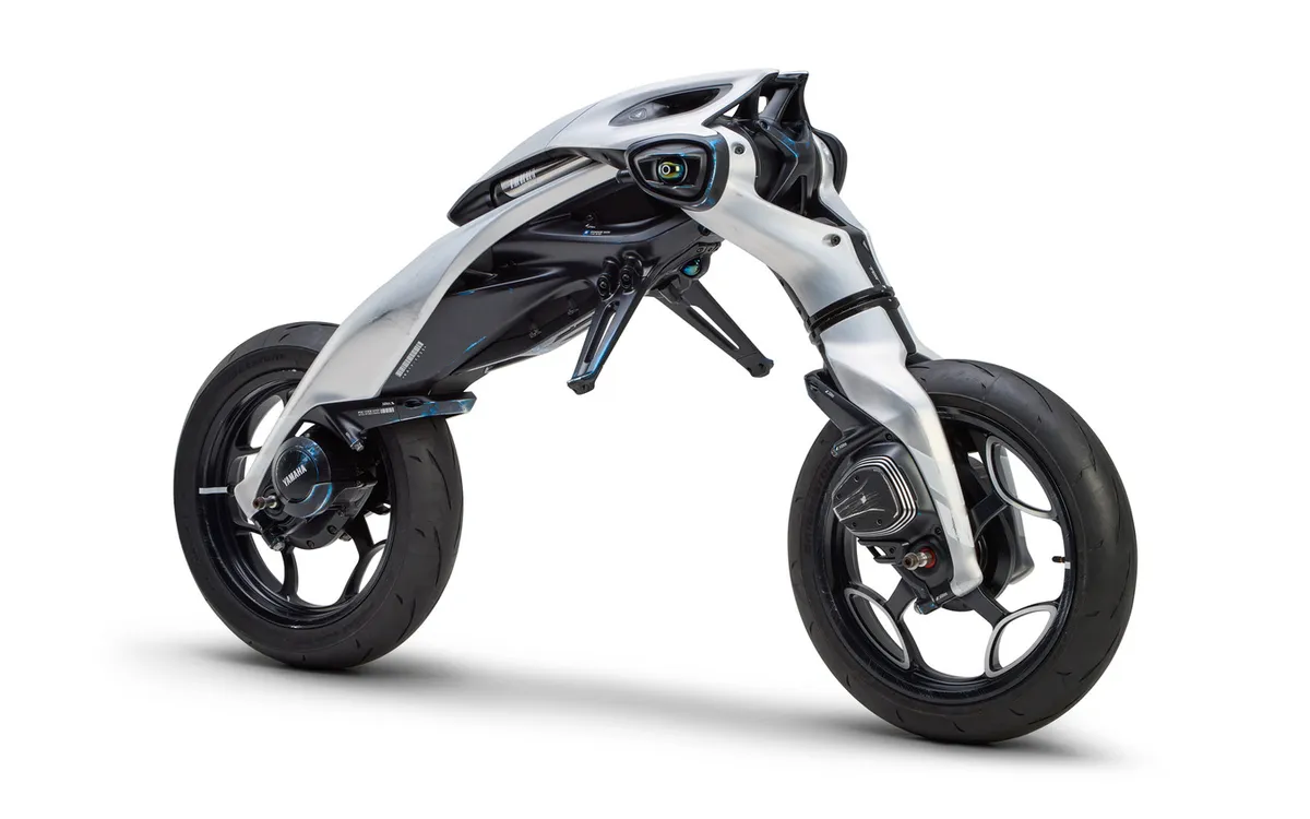 Самостоятельно развивающийся мотоцикл: концепт Yamaha MOTOROiD: Λ получил престижную мировую награду в области дизайна