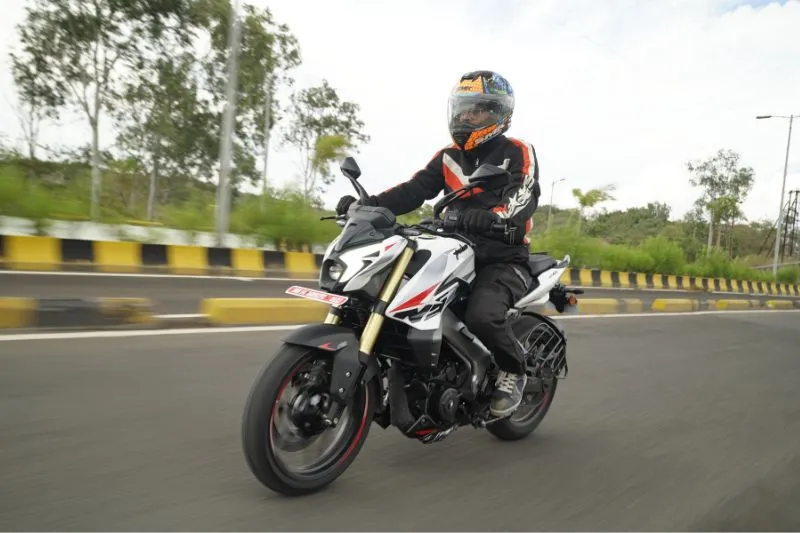 2026 Bajaj Pulsar NS400Z: больше не самый крупный в линейке Pulsar