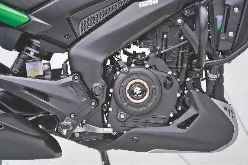 2026 Bajaj Dominar 400: уменьшенный объем без потери качества — фото 2