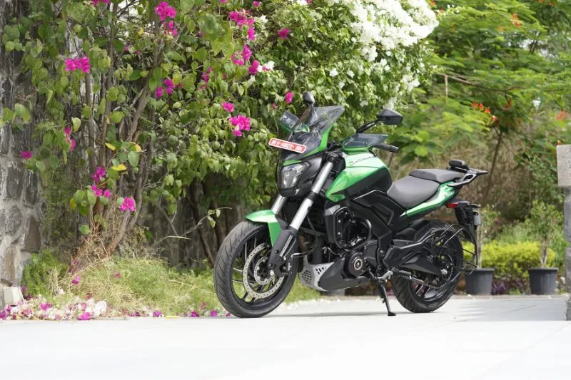2026 Bajaj Dominar 400: уменьшенный объем без потери качества — фото 3