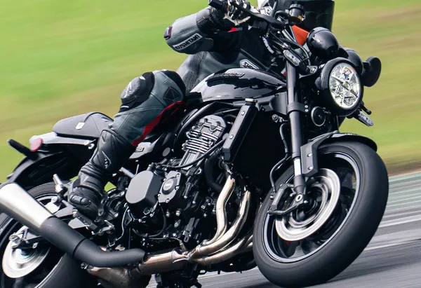 Тест-драйв Kawasaki Z900RS: почувствуйте непоколебимость «настоящего Kawasaki»! Еще более совершенное удовольствие от работы рядной четверки на полную мощность