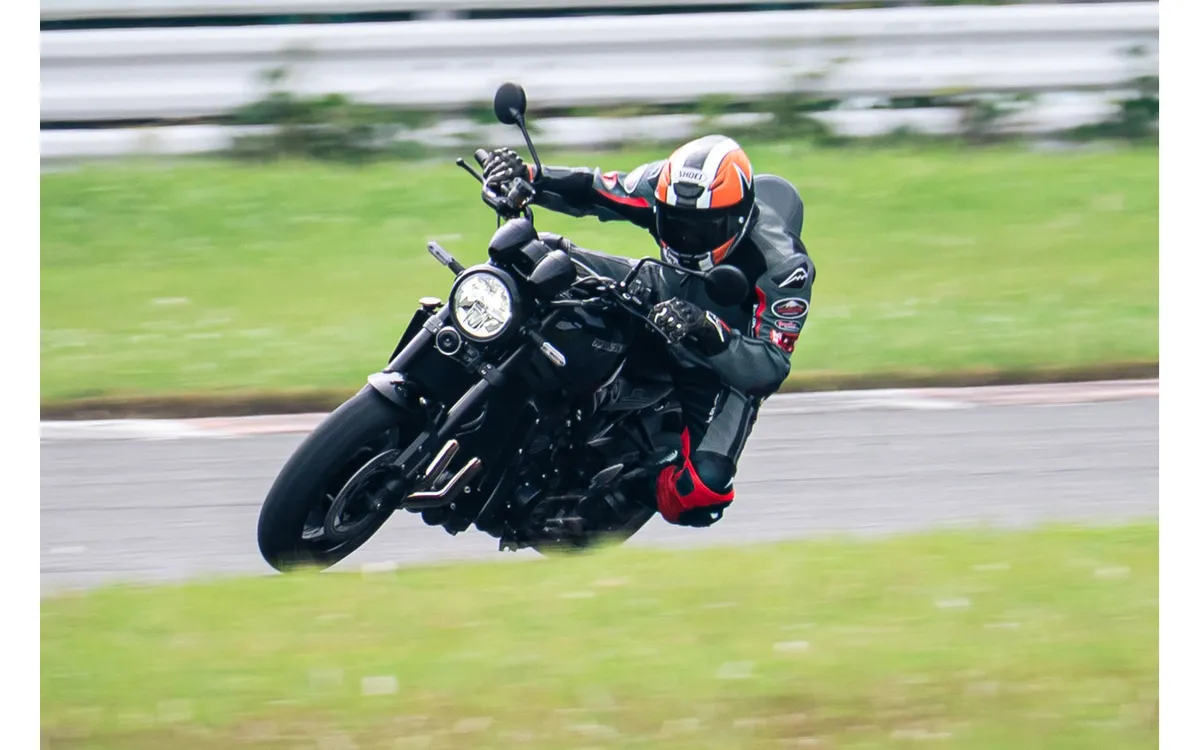Тест-драйв Kawasaki Z900RS: почувствуйте непоколебимость «настоящего Kawasaki»! Еще более совершенное удовольствие от работы рядной четверки на полную мощность — фото 3