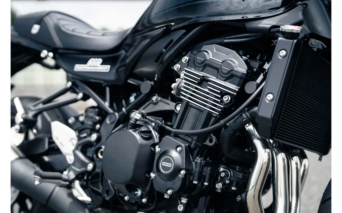 Тест-драйв Kawasaki Z900RS: почувствуйте непоколебимость «настоящего Kawasaki»! Еще более совершенное удовольствие от работы рядной четверки на полную мощность — фото 4