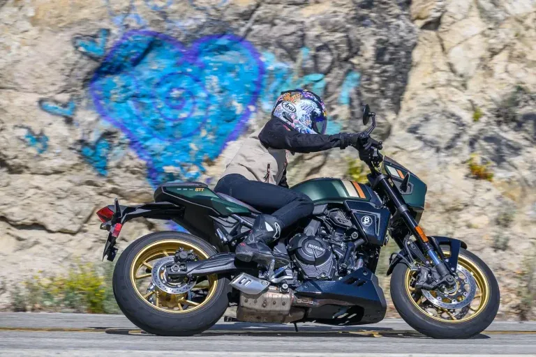 Обзор 2026 Suzuki GSX-8TT: 13 ключевых фактов о ретро-спортбайке — фото 2