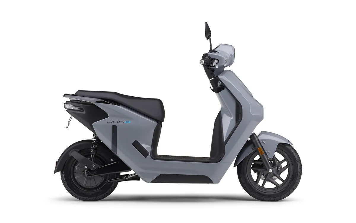 Электрический скутер Yamaha JOG E поступит в продажу по всей Японии: цена за сам скутер составит около 160 000 иен — фото 2