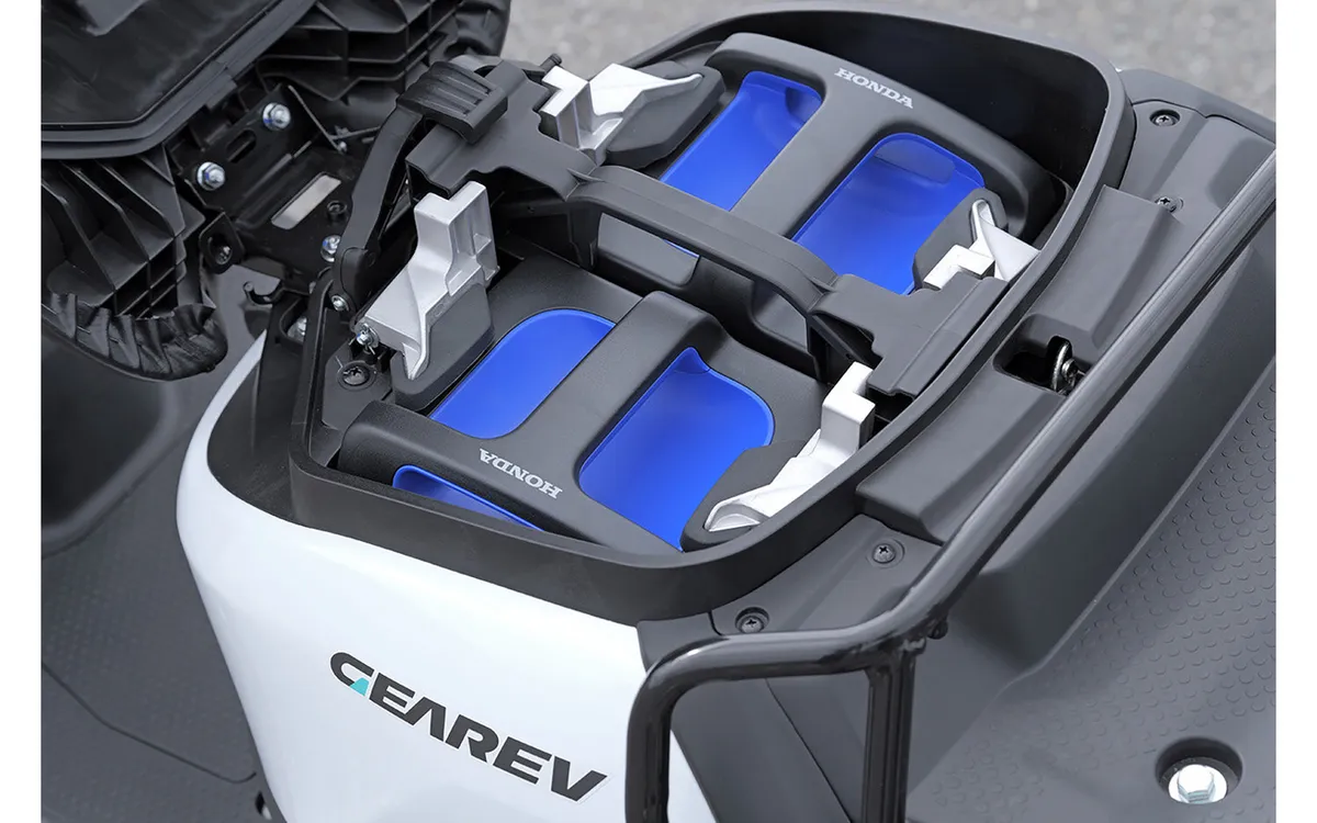 Yamaha выпустит электрический скутер Gear Rev для служб доставки 17 июля: запас хода до 100 км благодаря аккумуляторам Honda — фото 2