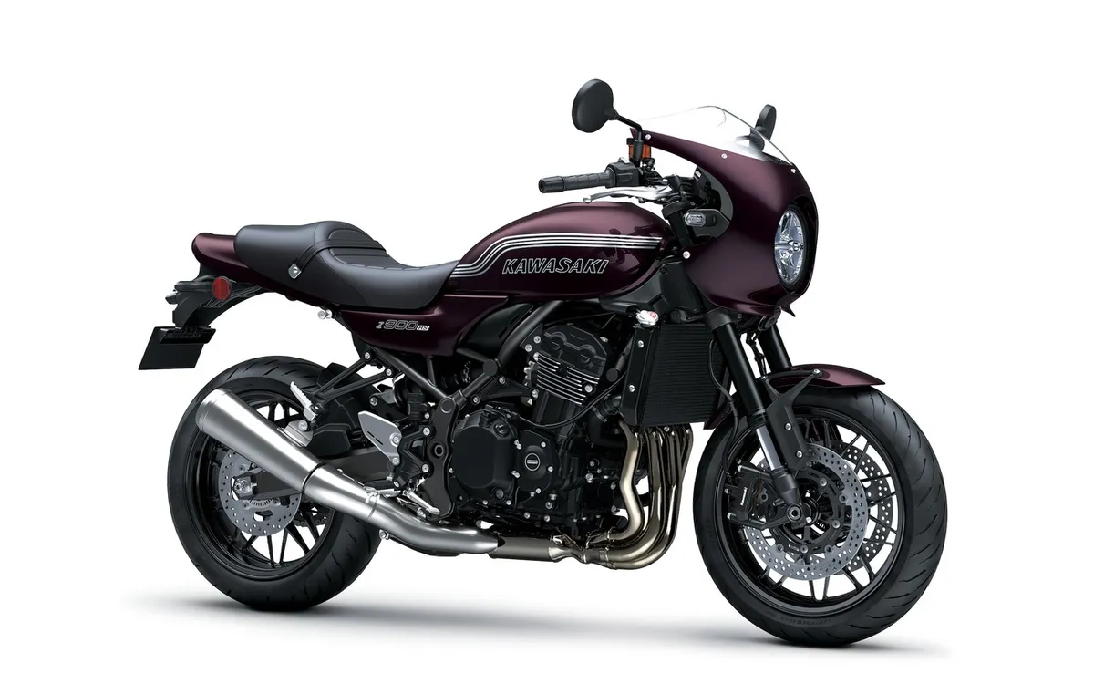 Kawasaki представила модель 2027 года Z900RS CAFE в цвете Candy Tone Red по цене 1,54 млн иен — фото 2