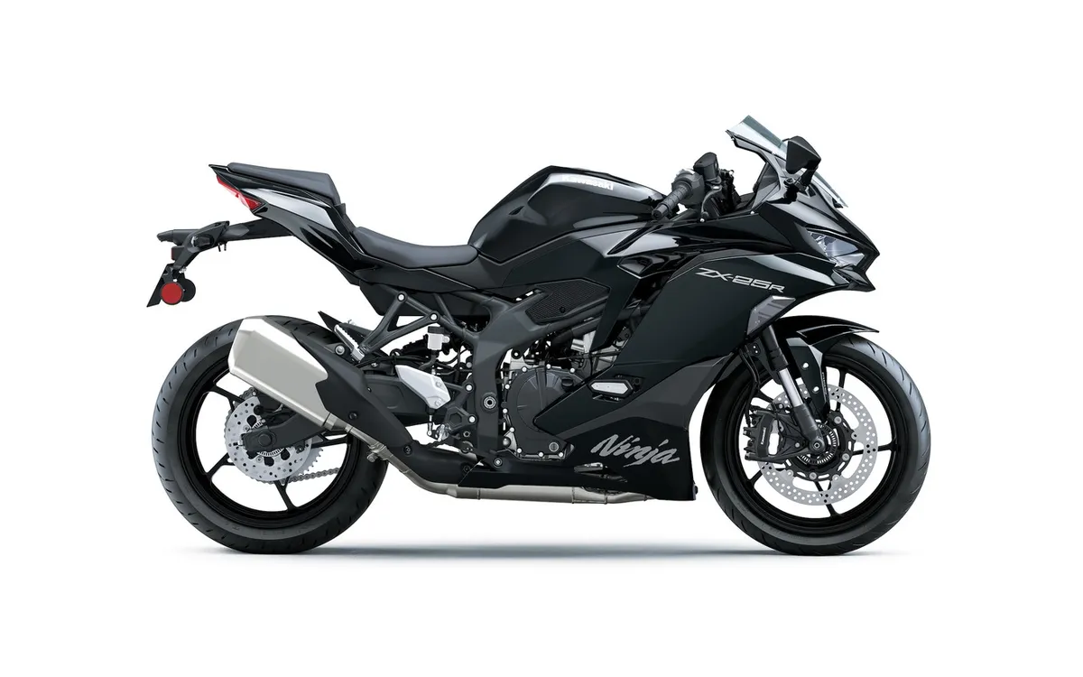 Kawasaki выпустит модели 250-кубовых спортбайков Ninja ZX-25R SE и Ninja ZX-25RR 2027 года — фото 2