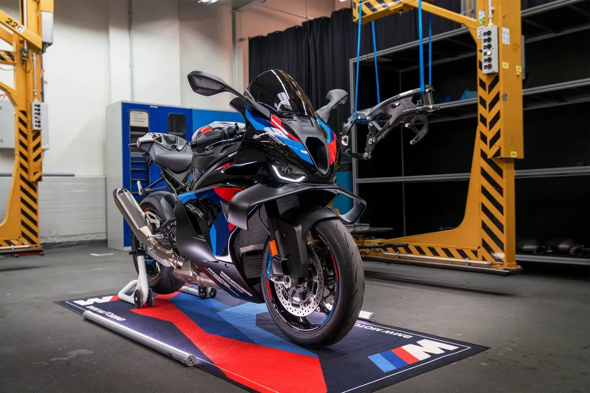 BMW M1000 RR получит раму M Motorsport третьего поколения в рамках обновлений 2027 года — фото 2