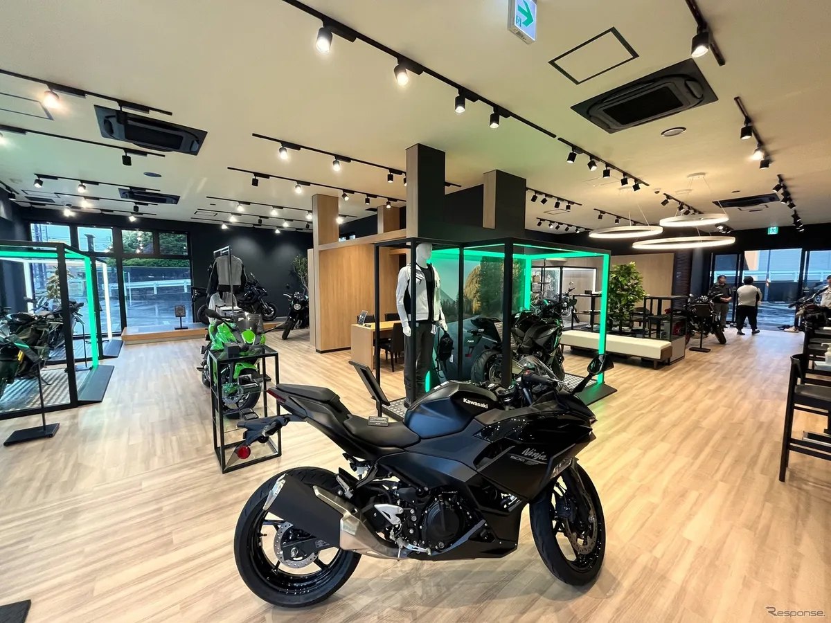 Kawasaki Plaza Yamaguchi открывает обновленный салон: светлый интерьер в деревянном стиле
