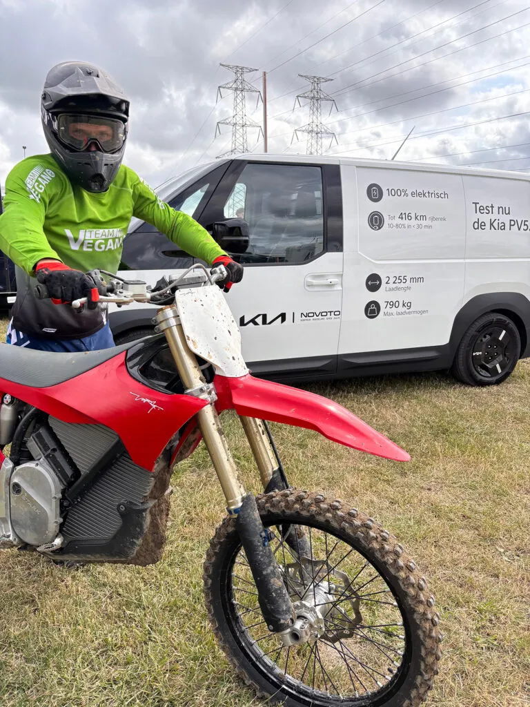Зигги из THE DIRT PACK тренируется на MxStage.be с электромотоциклом Stark Varg MX