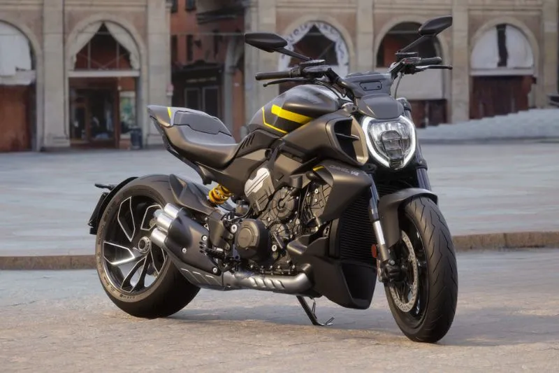 Представлен Ducati Diavel V4 Black Roadster