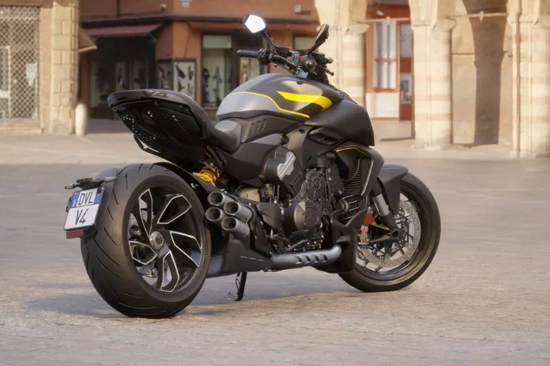 Представлен Ducati Diavel V4 Black Roadster — фото 3