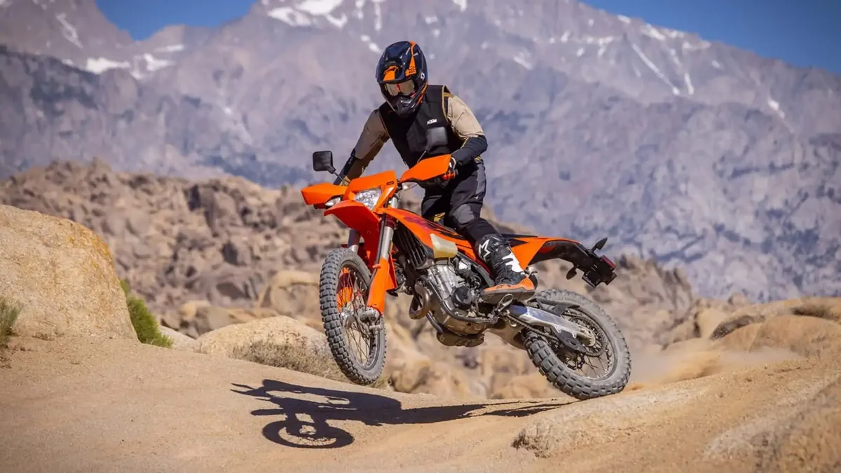 KTM представила новые мотоциклы класса Dual Sport. Но по сути это гоночные байки с номерными знаками
