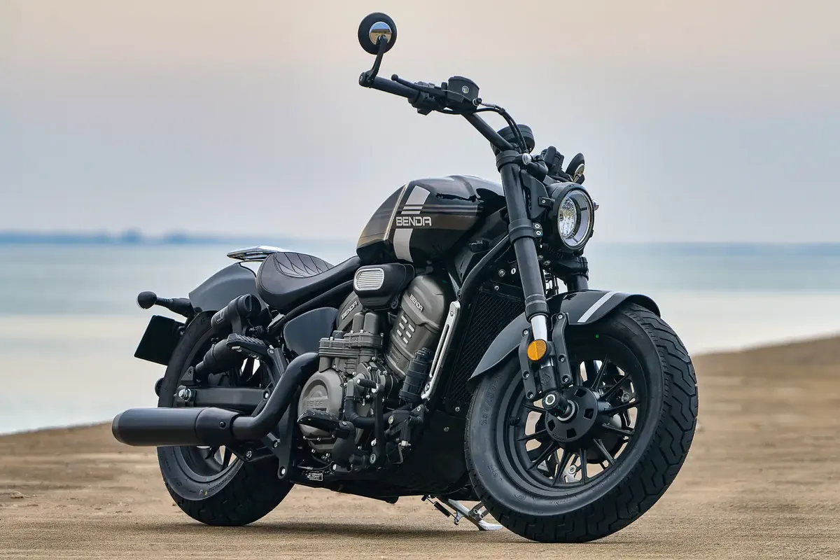 2027 Benda Rock 707: первый взгляд на круизер с V-образным двухцилиндровым двигателем и автоматическим сцеплением