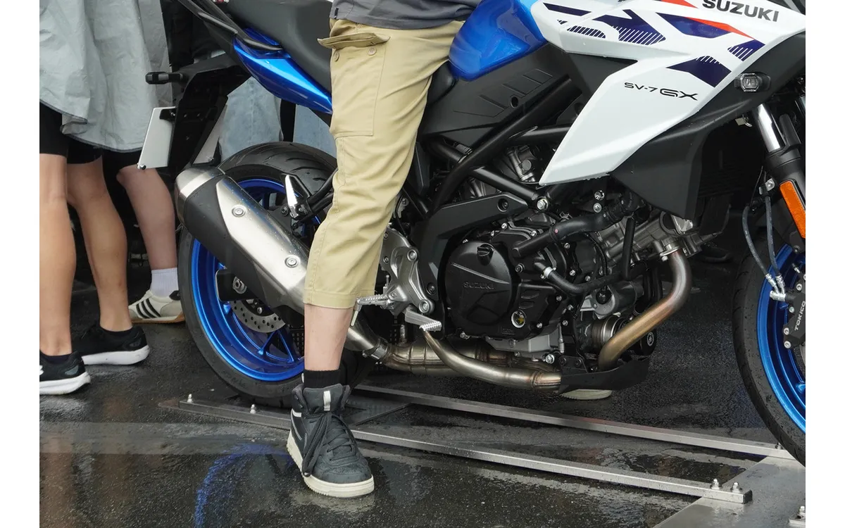 Легендарный 645-кубовый V-twin возвращается в новом кроссовере: проверяем посадку и оснащение Suzuki SV-7GX на гонке Suzuka 8 Hours — фото 3