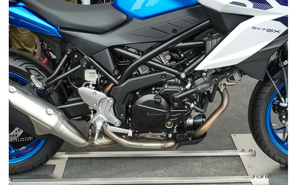 Легендарный 645-кубовый V-twin возвращается в новом кроссовере: проверяем посадку и оснащение Suzuki SV-7GX на гонке Suzuka 8 Hours — фото 4