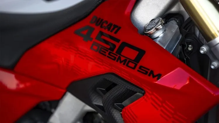 Ducati обращается к любителям супермото: «Подержите моё пиво...» — фото 2
