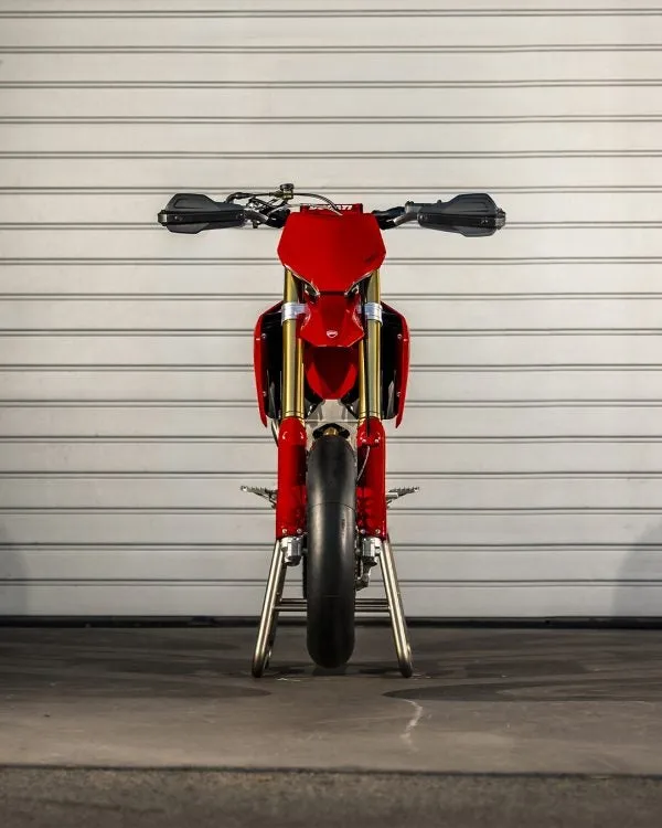 Ducati обращается к любителям супермото: «Подержите моё пиво...» — фото 3