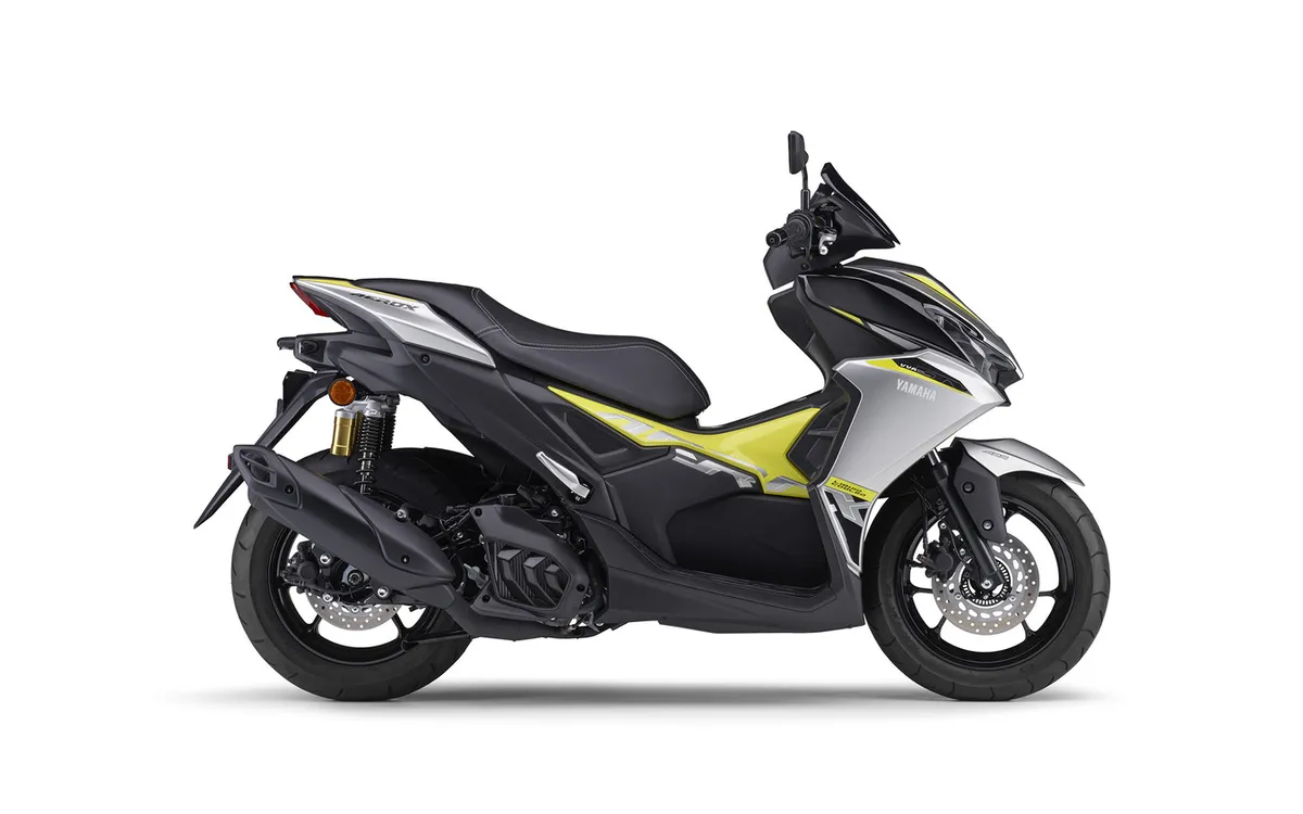 Новый спортивный скутер Yamaha AEROX 155 выходит на рынок 31 августа по цене 481 800 иен
