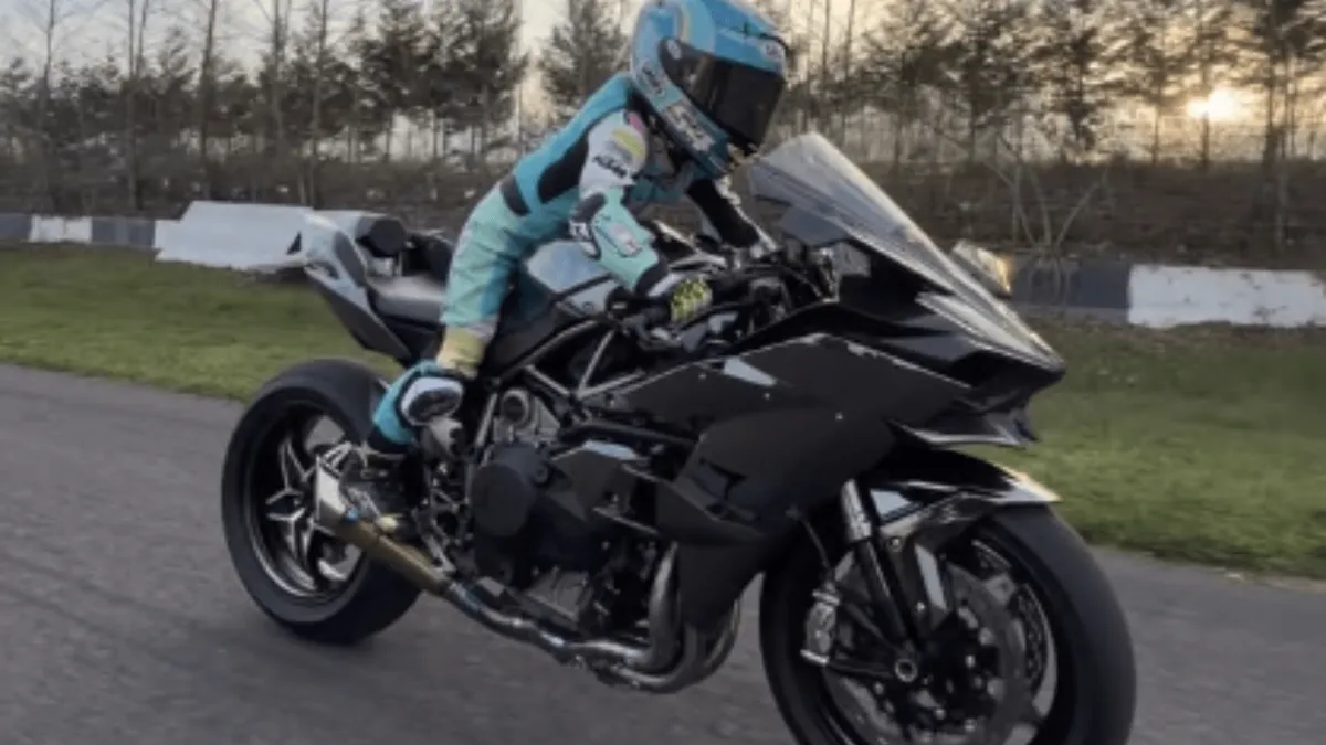 Шестилетний сын Кенана Софуоглу управляет Kawasaki H2R и BMW M1000 RR