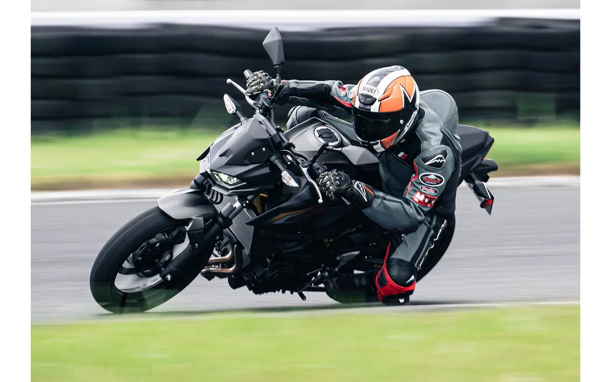 Тест-драйв Kawasaki Z500 / Ninja500: запас мощности в 52 см³, который оценят взрослые, уставшие от тяжелых байков — фото 2