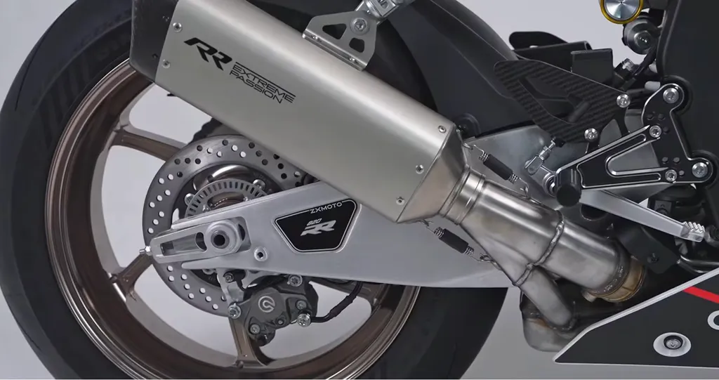 Раскрыты характеристики ZXMOTO 820RR-R: лучший среднеразмерный спортбайк по оснащению — фото 2