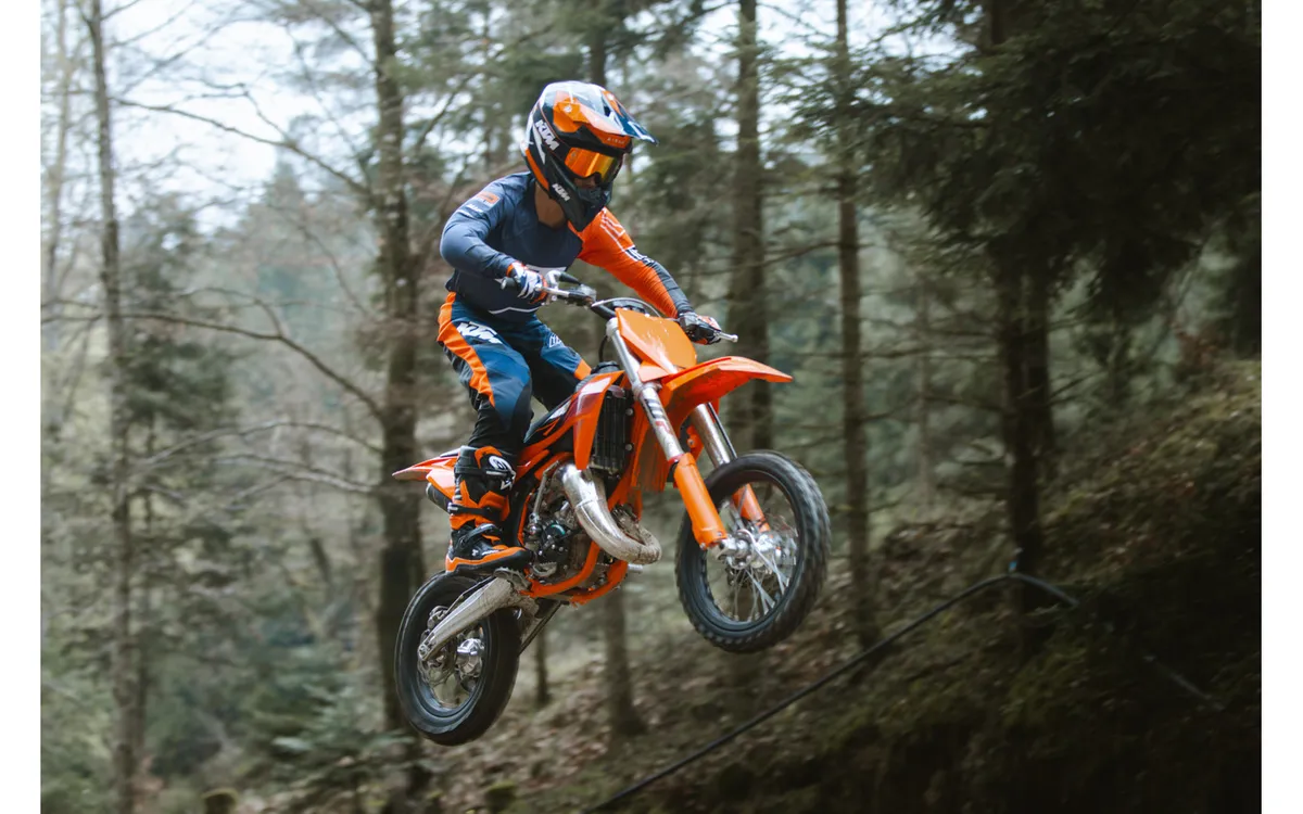 KTM представила 9 моделей линейки SX 2027 года: от полноразмерных мотоциклов до мини-байков — фото 2
