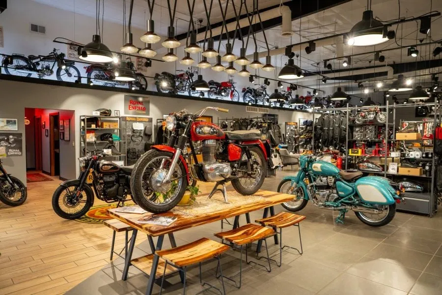 В Марне, штат Айова, открылся флагманский дилерский центр Royal Enfield (но где именно???)