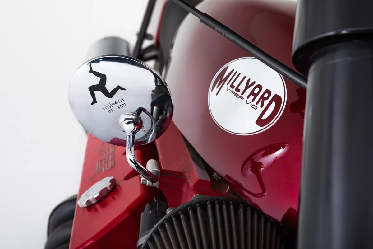 Знаменитый мотоцикл Allen Millyard Viper V10 продан на аукционе за 130 000 фунтов стерлингов — фото 3