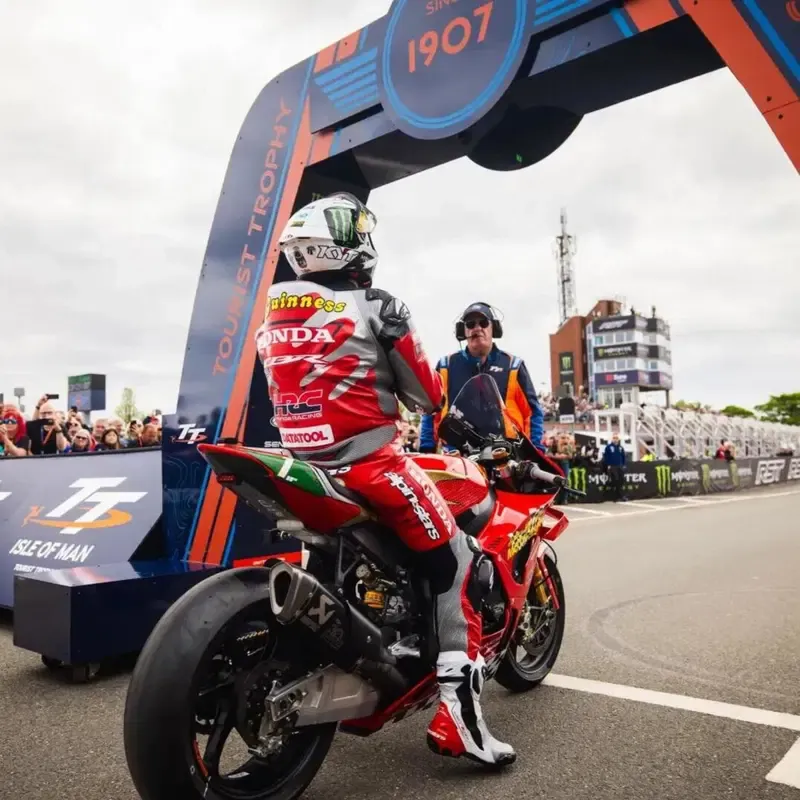 Honda CBR1000RR Гая Мартина с Isle of Man TT выставлена на аукцион — фото 3