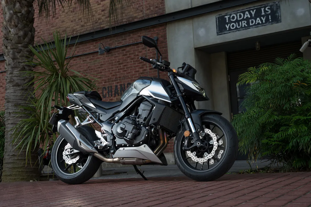 Тест-драйв Honda CB750 Hornet: идеальный вход в класс «нанахан»! Мощь двухцилиндрового стритфайтера и возможности системы E-Clutch